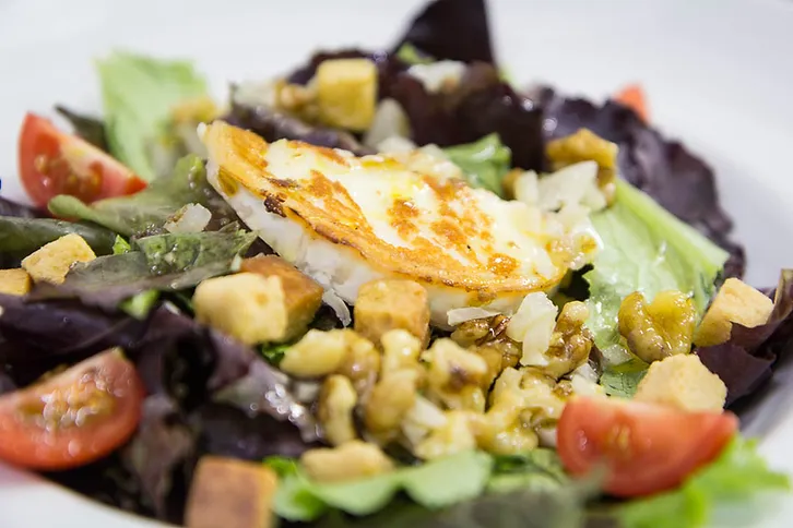 Plato de ensalada servido en uno de los restaurantes Ñam.